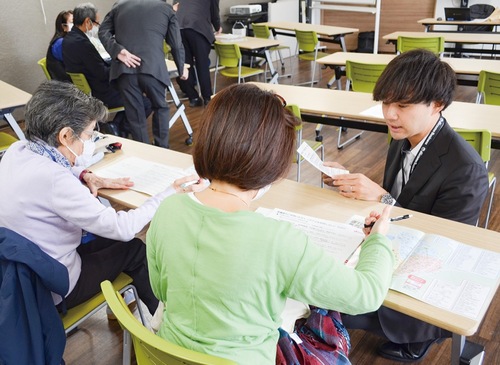 利用方法を解説するスタッフ