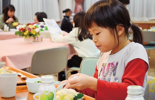 カレーを食べる子ども