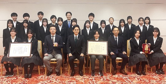 横浜市役所を訪れた大綱中合唱部３年生ら