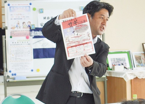被害現状を話す港北署の田中さん