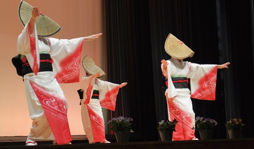｢越中八尾おわら風の盆」で踊る出演者