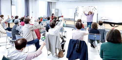 ハンドベルを奏でる参加者