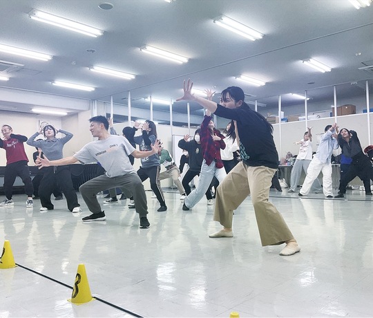 練習に励む出演者たち＝11月29日撮影