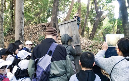 崖下からの｢攻撃｣を体験する児童ら