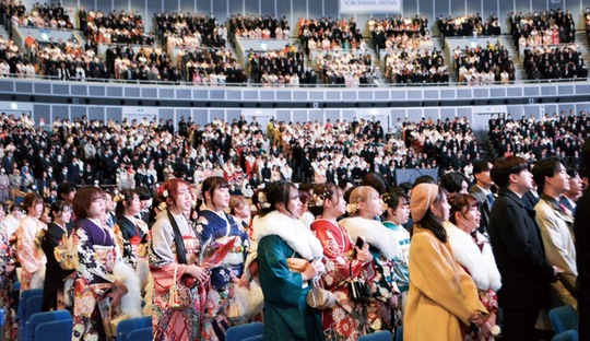 式典に参加した二十歳の市民ら（前回）