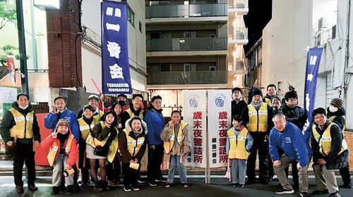 年末に警備巡回したメンバーら