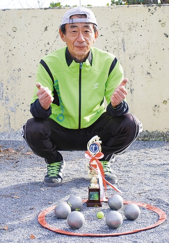 受賞トロフィーと愛用のブールと一緒に