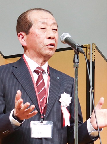 あいさつする青実行委員長