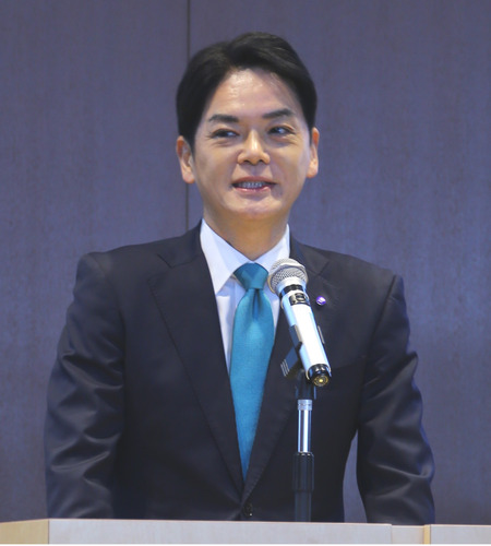 「年始の会」で今年の抱負を述べる山中市長