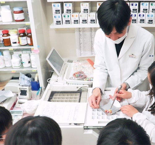 分包機にダミーの薬を振り分ける作業