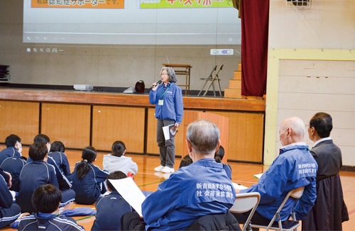 認知症サポーター養成講座を受ける生徒ら