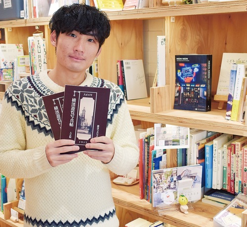 ZINEを手に島田さん。「横濱今昔文庫」＝写真右下棚（ＬＯＣＡＬ ＢＯＯＫ ＳＴＯＲＥ ｋｉｔａ内）＝で販売する