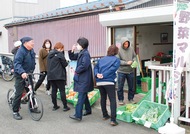 登校見守る野菜マルシェ