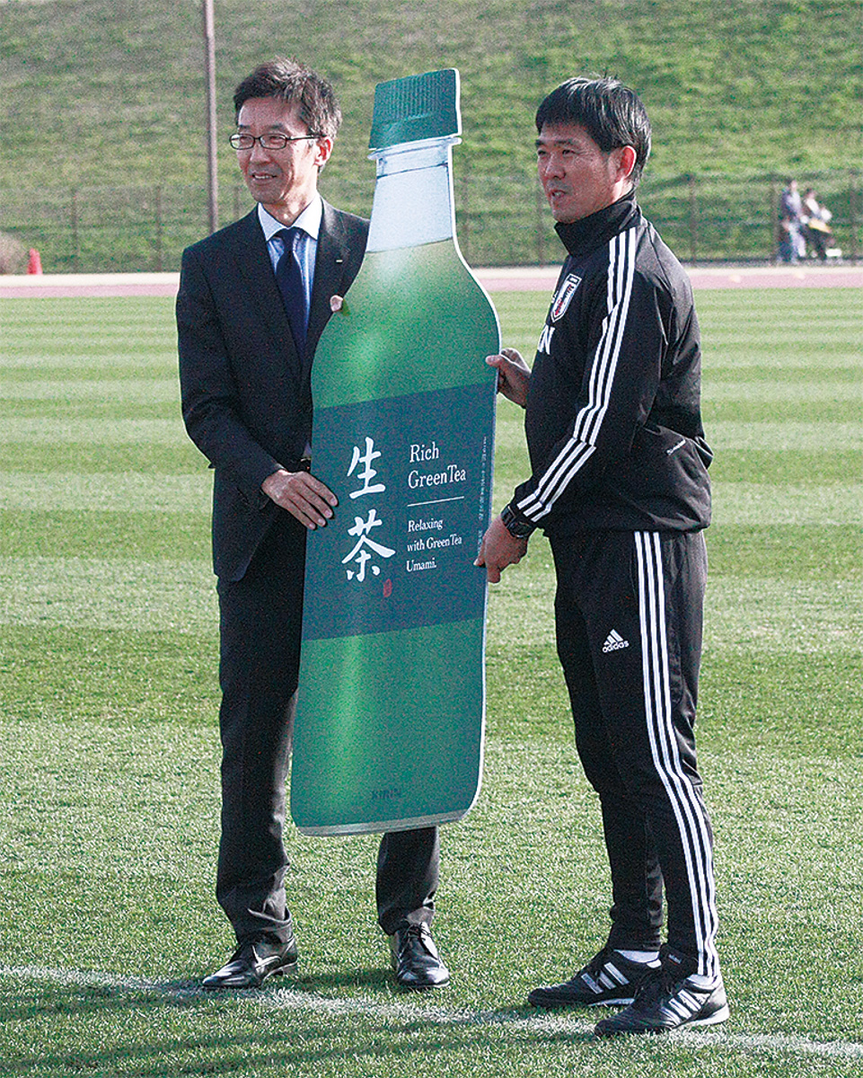 ￼激励を受ける森保監督（右）