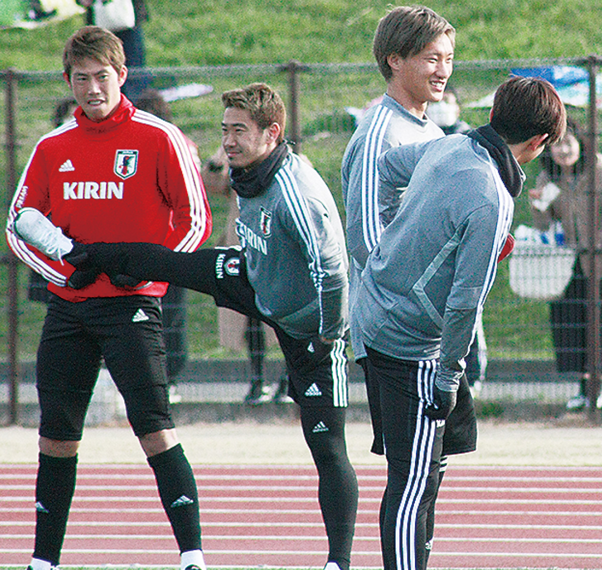 ￼練習で笑顔を見せる畠中選手（右から２人目）