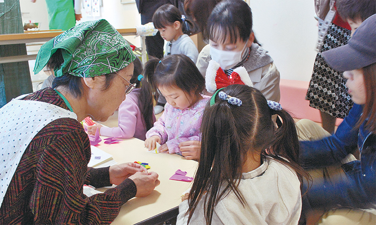 真剣な表情で折り紙に挑戦