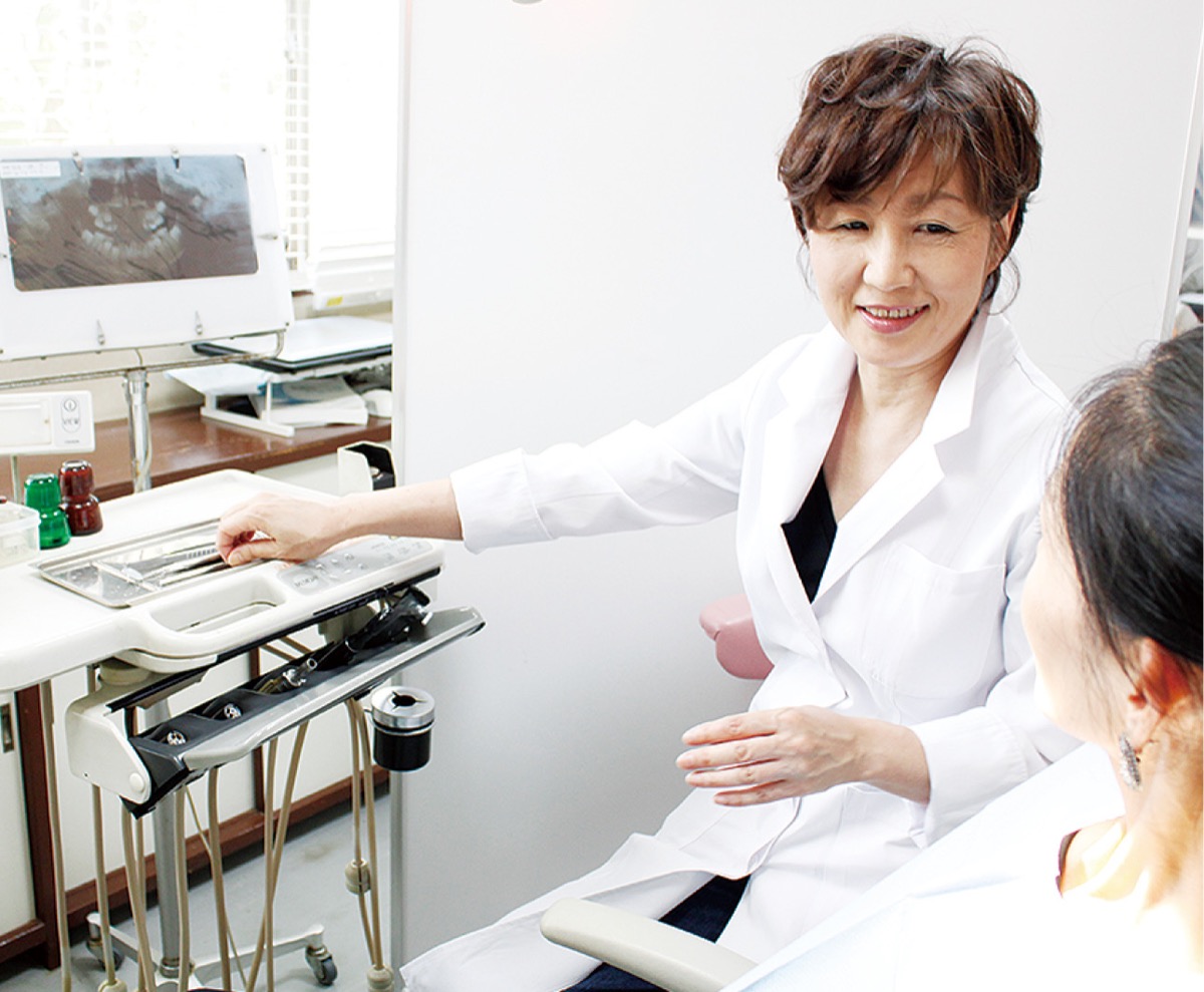 入れ歯について丁寧に説明する一戸院長