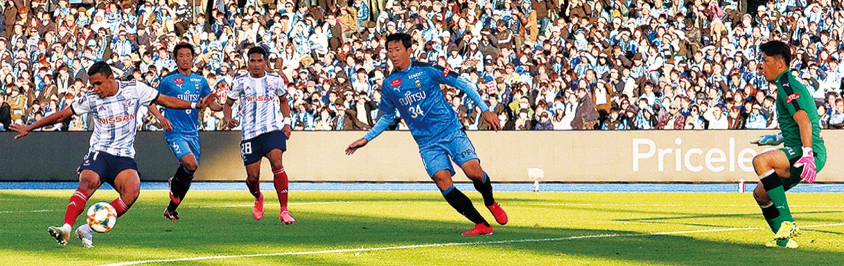 後半24分、チームの3点目を決めるFW・エリキ選手(写真左端)