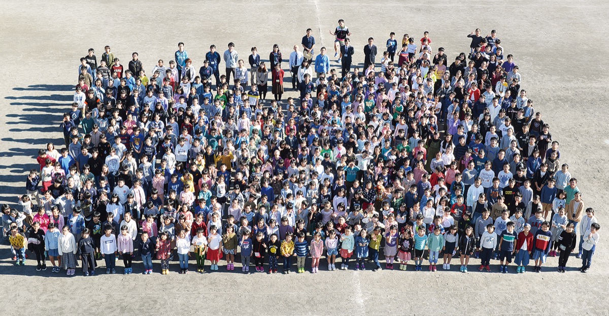屋上からの全校児童集合写真