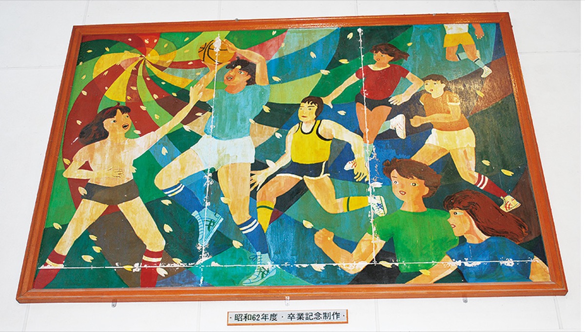 今も体育館に飾られている87年の卒業制作