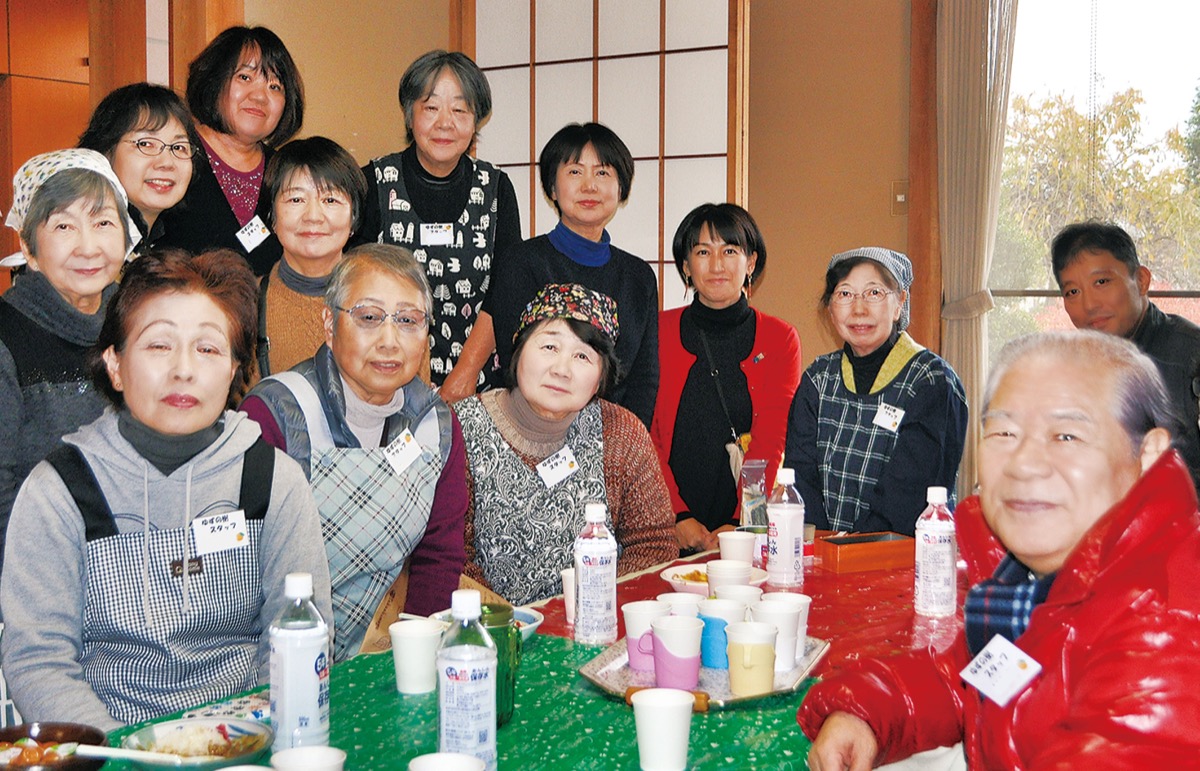 プレオープンを終えほっとするメンバーら