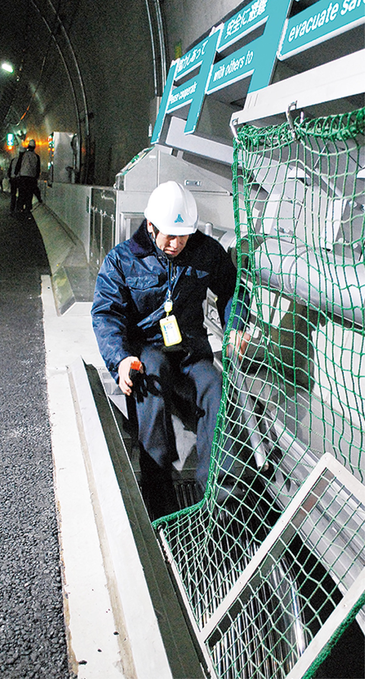 すべり台式非常口の体験