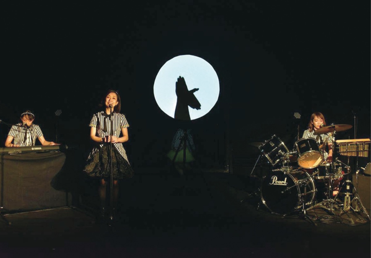 11日に開催した影絵女子LIVEの様子（劇団かかし座提供）