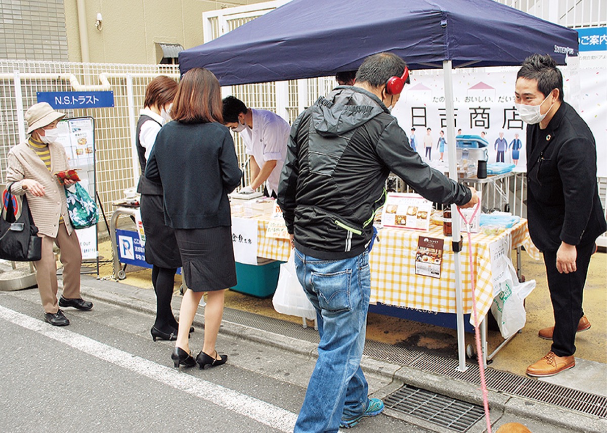 近隣オフィスで働く人や住民が次々に訪れた