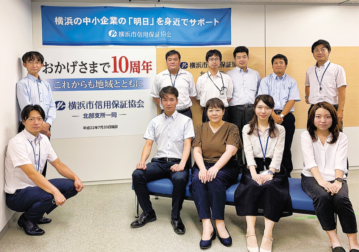 7月20日に開所10周年を迎えた岡田淳一支所長（後列左端）ら北部支所の職員たち