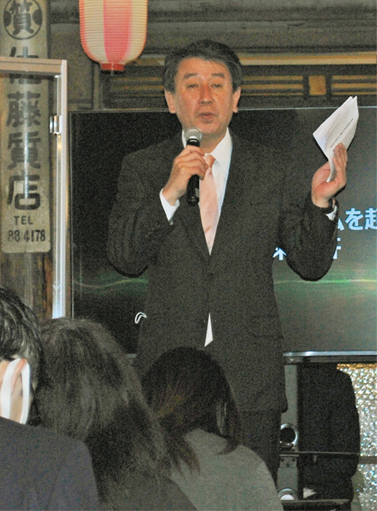 來々軒について解説する岩岡館長