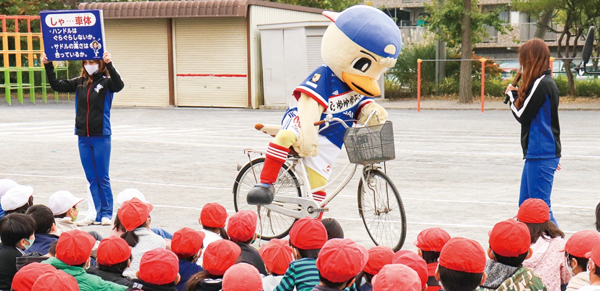 正しい自転車の乗り方を実演するマリノスケ