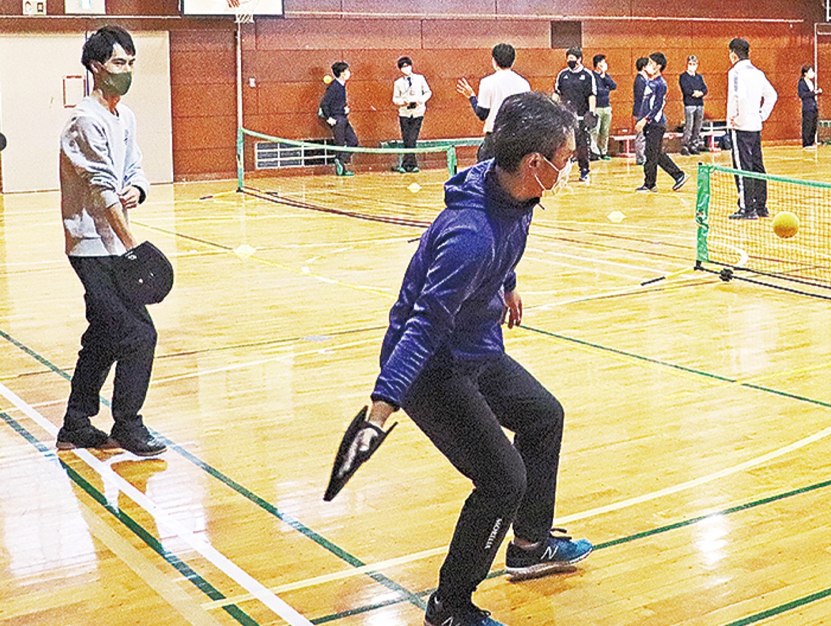 競技を体験する教諭