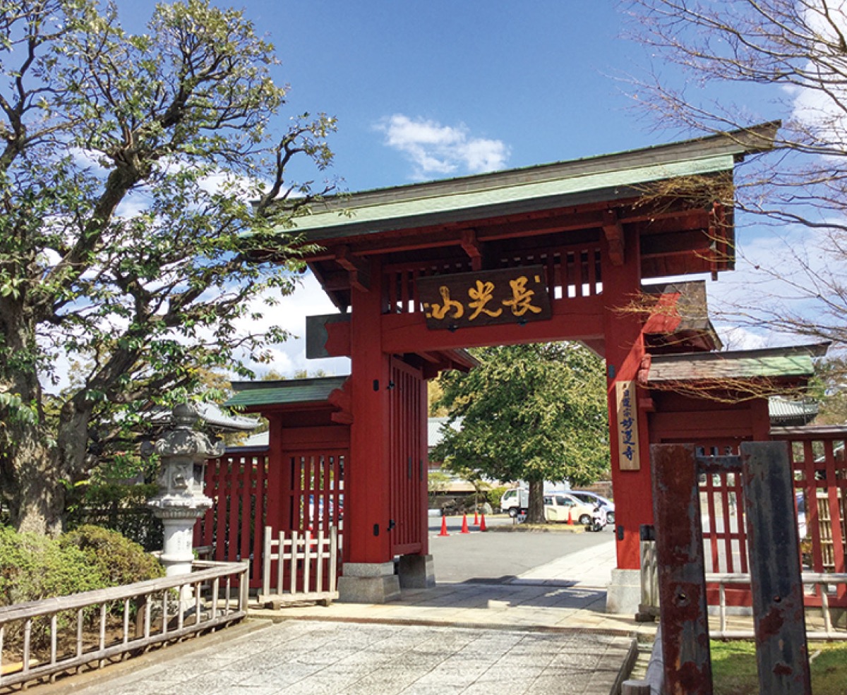 駅改札すぐ目の前の山門