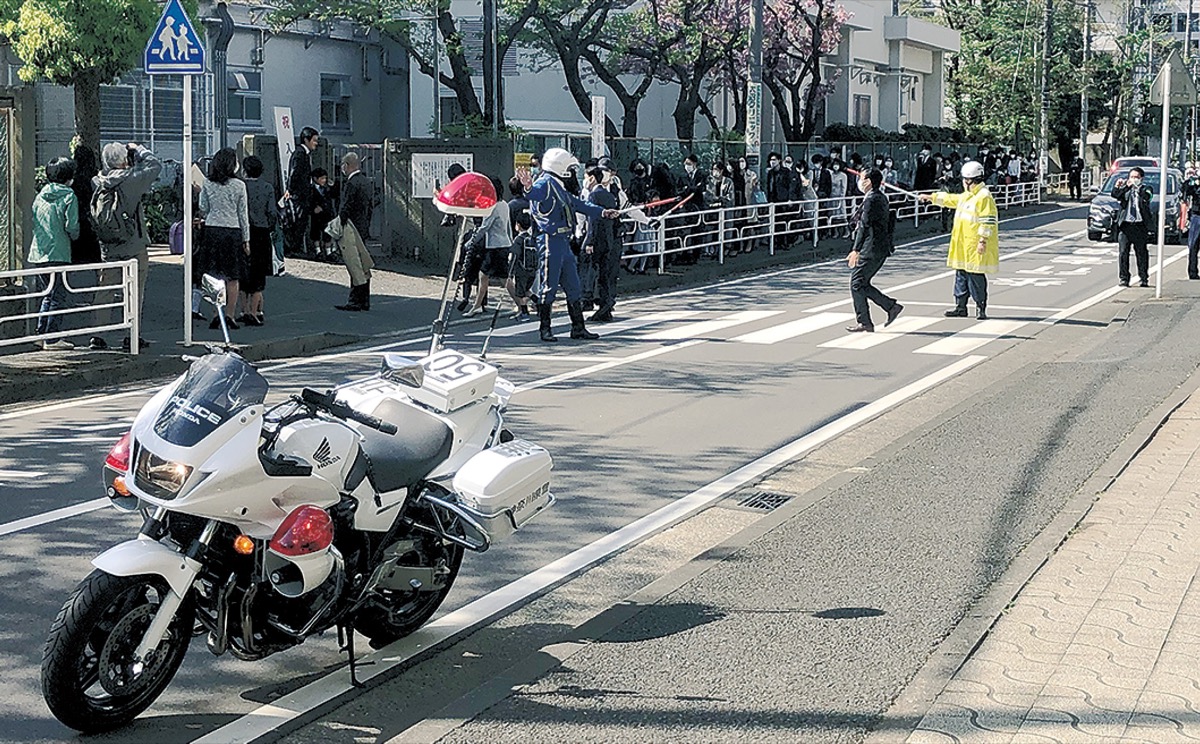 港北警察署 児童の安全を守る 入学式で見守り実施 港北区 タウンニュース 港北警察署 児童の安全を守る 入学式で見守り実施 港北区 タウンニュース