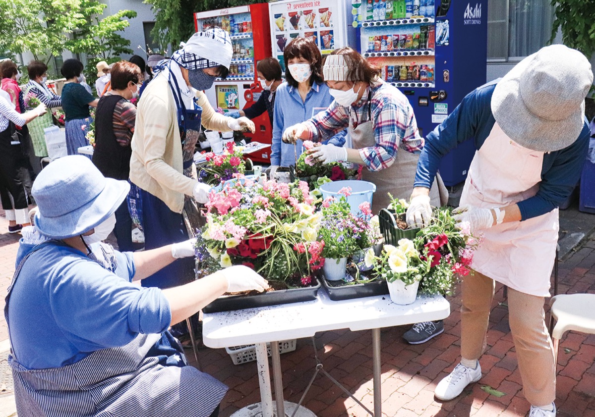 青空の下 花とふれあう 綱島地区センター 港北区 タウンニュース 青空の下 花とふれあう 綱島地区センター 港北区 タウンニュース