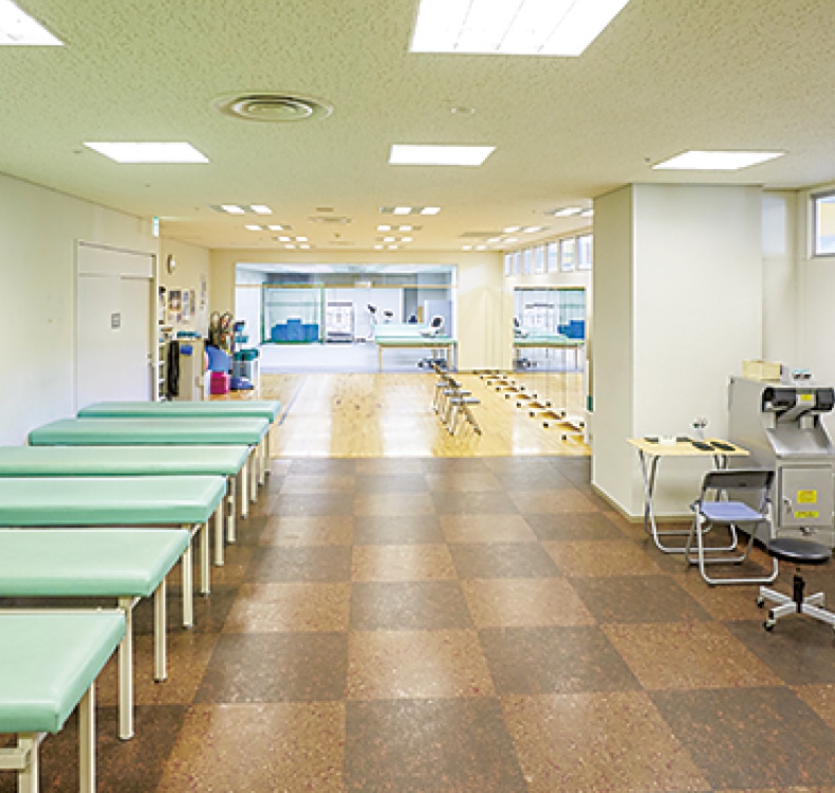 リハビリ科の広々とした運動療法スペース