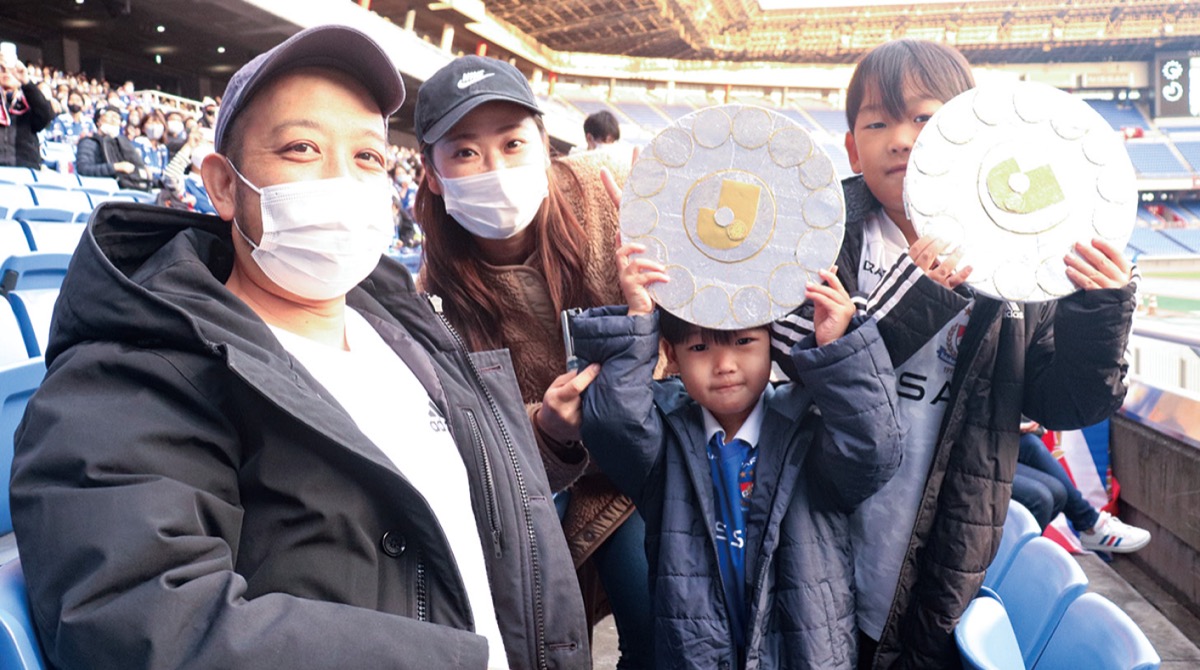 手作りのシャーレで優勝を祝う家族（日産スタジアム）