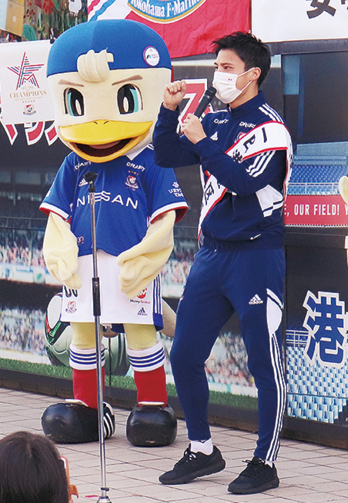 見事な歌声を披露する宮市選手