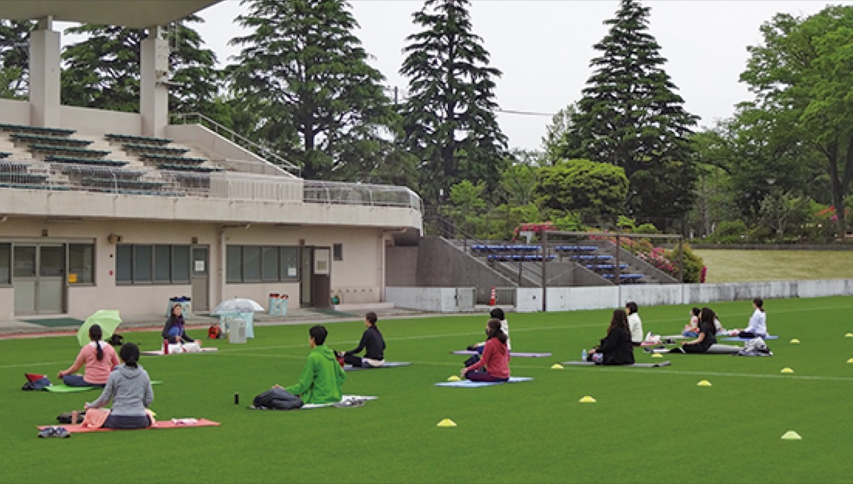 基本ポーズや呼吸法などを学ぶ