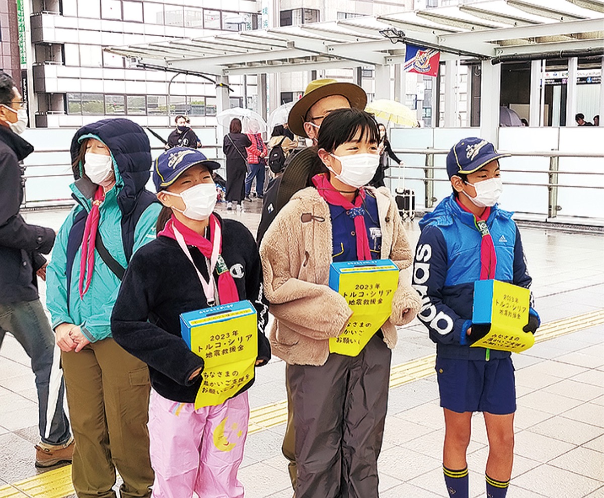 大地震支援へ募金活動 (写真1)