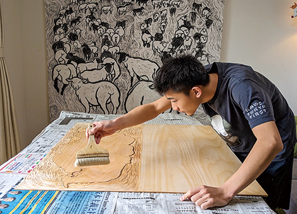 作業する石原さん＝提供写真