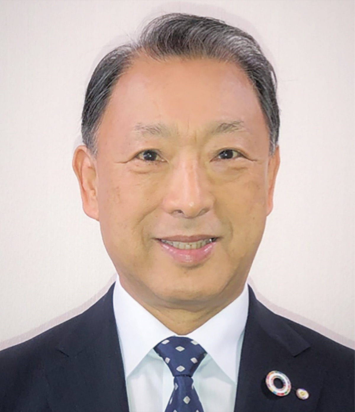 1948年1月13日生まれ大学卒業後、自動車用品会社勤務を経て、2007年に静岡県磐田市で起業。磐田市や港北区で町内会の役員等を歴任。