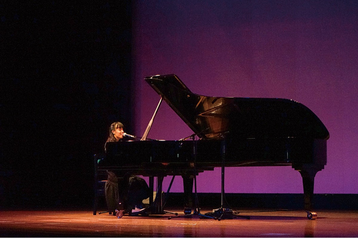 歌声とピアノの演奏を届けるわたなべさん