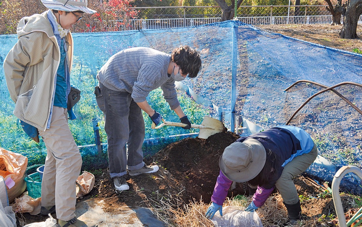 和やかに活動する原田さん（左）、高田さん（真ん中）、庄司さん