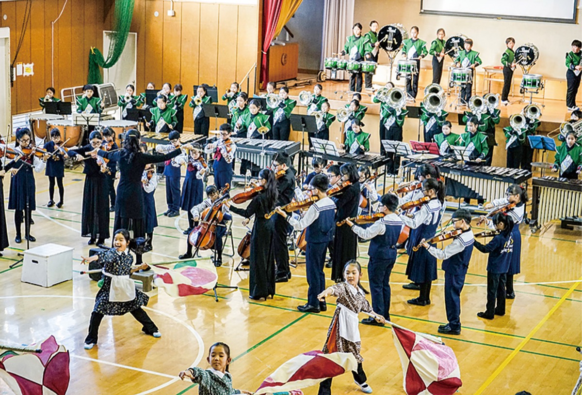 合同演奏を披露する児童ら