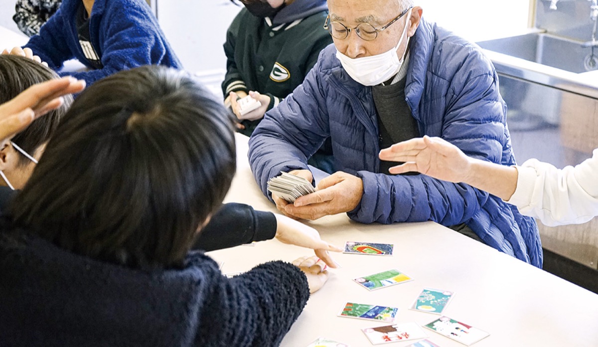 地域の人を招いたカルタ交流会