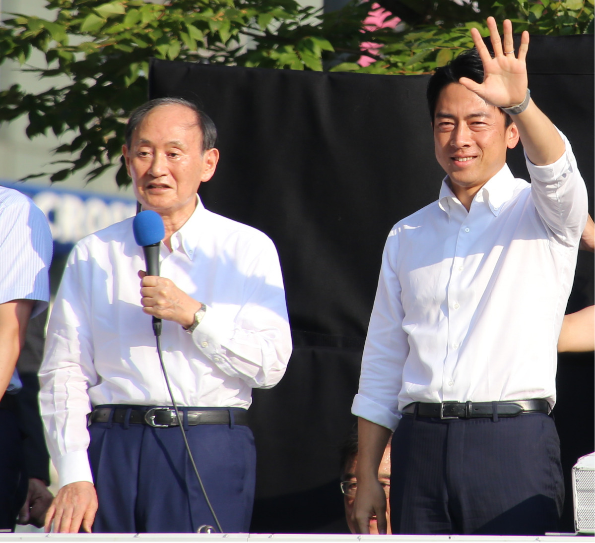 小泉氏(右)の支援を明言した菅氏