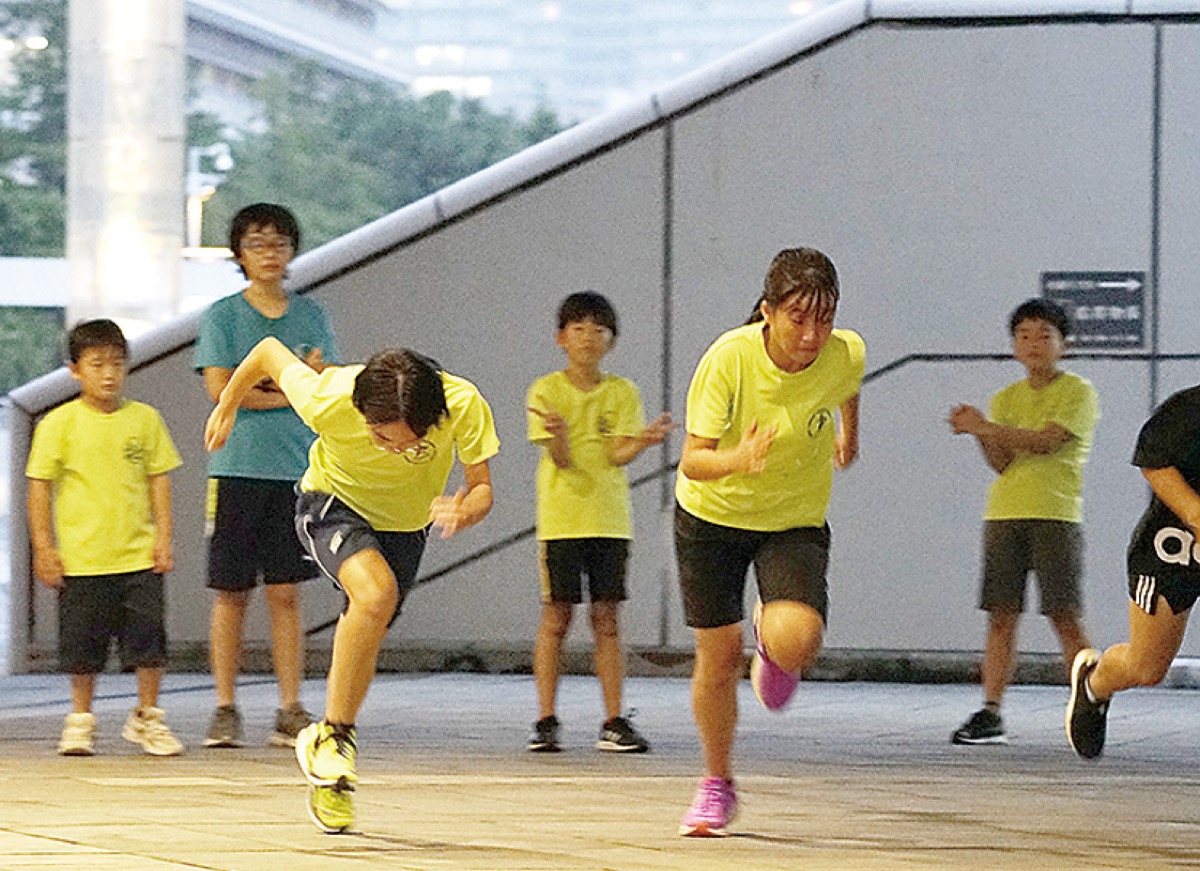スクール仲間と練習に励む東郷さん(手前左)