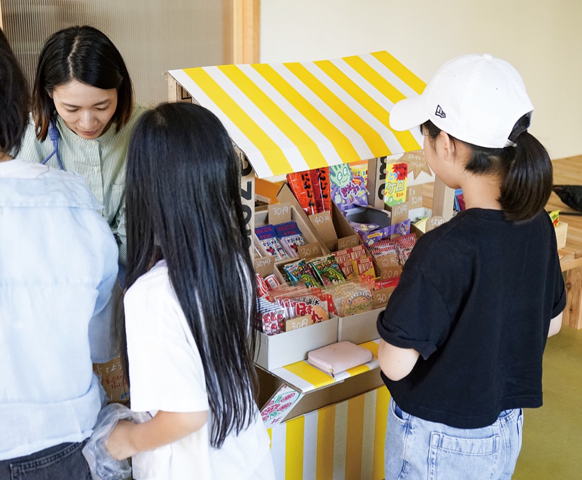 駄菓子屋を利用する子どもたち