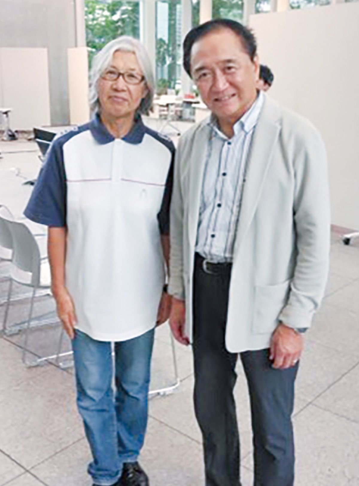 黒岩祐治神奈川県知事(右)と写る佐原さん